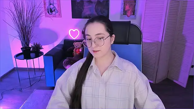 Snapshot of VirtuallVoyant chatting on 12/05/25, 12:19 VirtuallVoyant online show from 12/05/25, 12:19