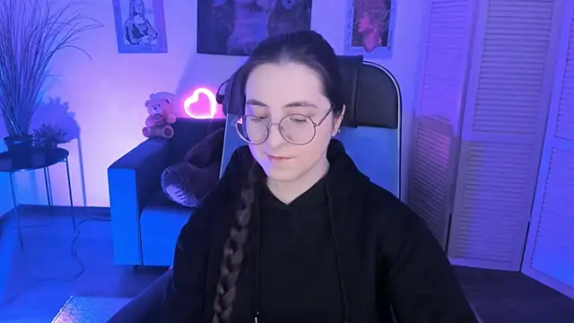 Snapshot of VirtuallVoyant chatting on 12/23/25, 04:21 VirtuallVoyant online show from 12/23/25, 04:21