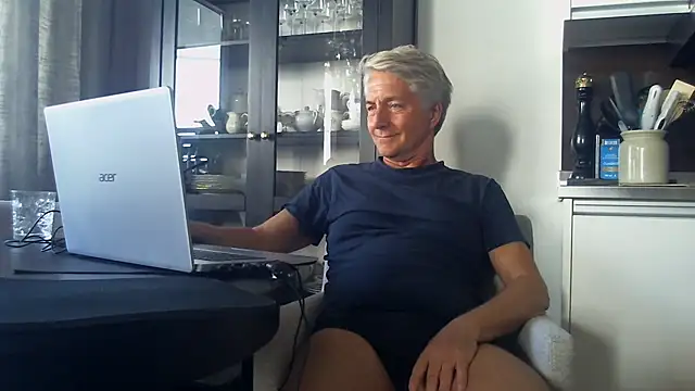 Snapshot of Swegay12-Exhi chatting on 04/21/26, 01:50 Swegay12-Exhi online show from 04/21/26, 01:50