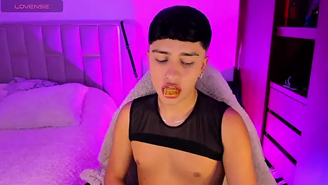 Snapshot of Matheewx_m chatting on 04/17/26, 01:19 Matheewx m online show from 04/17/26, 01:19