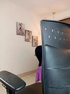 Snapshot of Rossi_ss1 chatting on 11/13/25, 05:17 Rossi ss1 online show from 11/13/25, 05:17