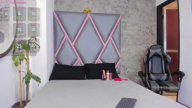 Snapshot of Quee_Sophine chatting on 12/16/25, 07:30 Quee Sophine online show from 12/16/25, 07:30