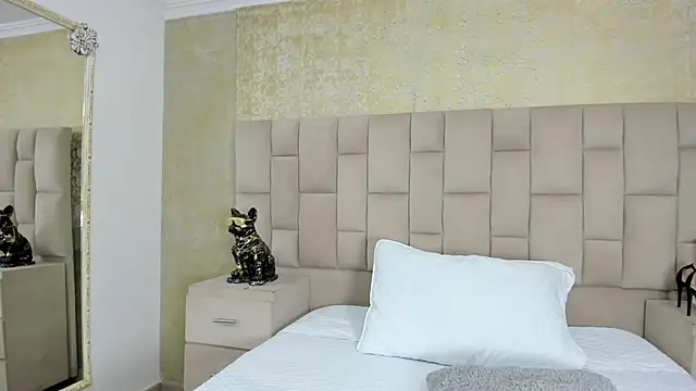 cloesummerr  online show from 09/19/25, 01:23