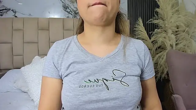 cloesummerr  online show from 02/21/26, 12:39