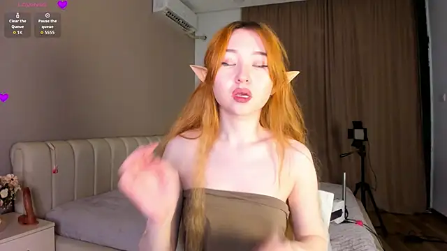 Snapshot of Clarity_Yumi chatting on 10/31/25, 02:51 Clarity Yumi online show from 10/31/25, 02:51