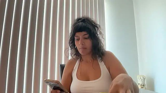 Snapshot of pressuremami chatting on 10/20/25, 07:14 pressuremami online show from 10/20/25, 07:14