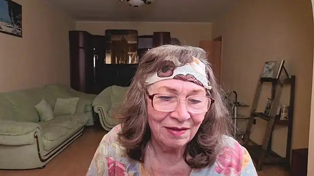 Snapshot of Betty_Brick chatting on 05/17/26, 04:03 Betty Brick online show from 05/17/26, 04:03