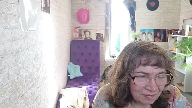Snapshot of Betty_Brick chatting on 05/18/26, 03:18 Betty Brick online show from 05/18/26, 03:18