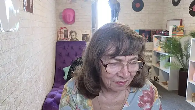 Snapshot of Betty_Brick chatting on 05/19/26, 12:55 Betty Brick online show from 05/19/26, 12:55