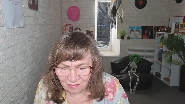 Snapshot of Betty_Brick chatting on 05/21/26, 02:13 Betty Brick online show from 05/21/26, 02:13