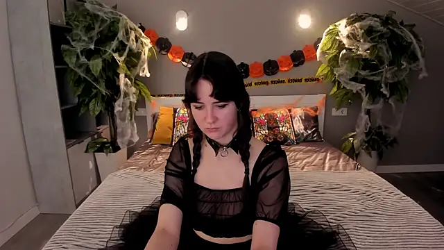 Snapshot of BerryDiva chatting on 10/18/25, 06:58 BerryDiva online show from 10/18/25, 06:58