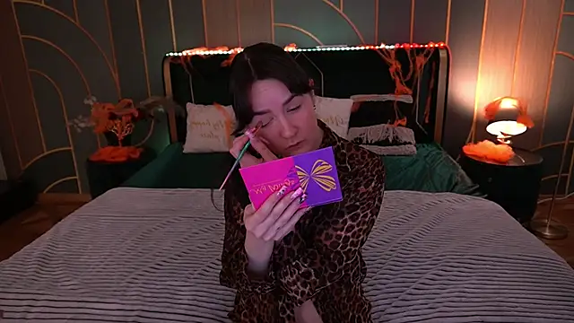 Snapshot of BerryDiva chatting on 10/28/25, 09:06 BerryDiva online show from 10/28/25, 09:06