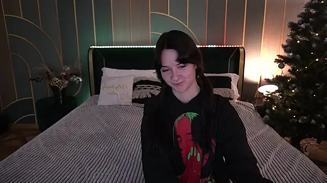 Snapshot of BerryDiva chatting on 12/14/25, 02:00 BerryDiva online show from 12/14/25, 02:00