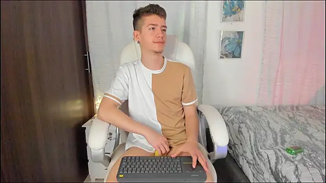 Snapshot of ThiagooJames chatting on 09/26/25, 03:32 ThiagooJames online show from 09/26/25, 03:32