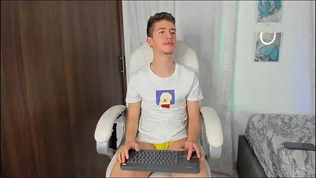 Snapshot of ThiagooJames chatting on 10/04/25, 02:42 ThiagooJames online show from 10/04/25, 02:42