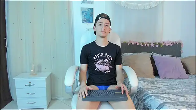 Snapshot of ThiagooJames chatting on 11/28/25, 01:52 ThiagooJames online show from 11/28/25, 01:52