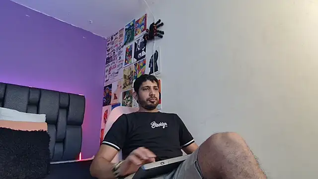 Snapshot of ashtoncooperr chatting on 11/04/25, 07:02 ashtoncooperr online show from 11/04/25, 07:02