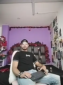 Snapshot of ashtoncooperr chatting on 12/21/25, 04:58 ashtoncooperr online show from 12/21/25, 04:58