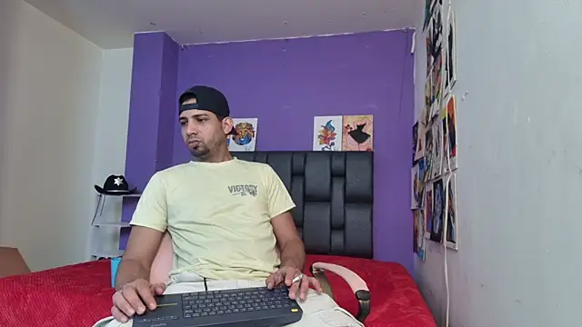 Snapshot of ashtoncooperr chatting on 03/23/26, 06:01 ashtoncooperr online show from 03/23/26, 06:01