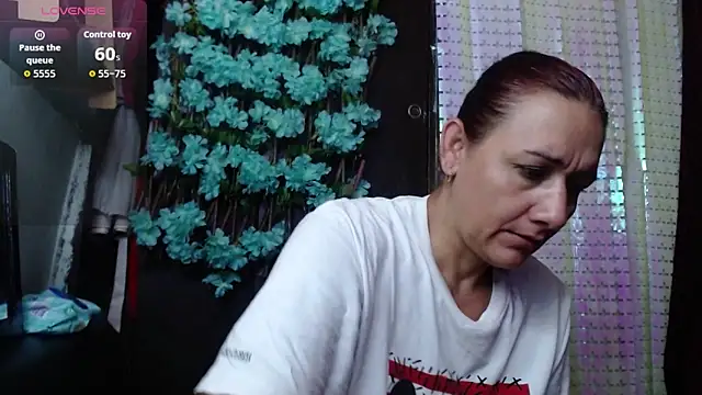 Snapshot of darling_hott chatting on 10/01/25, 11:05 darling hott online show from 10/01/25, 11:05