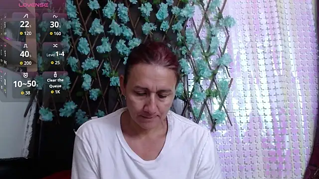 Snapshot of darling_hott chatting on 10/06/25, 09:40 darling hott online show from 10/06/25, 09:40