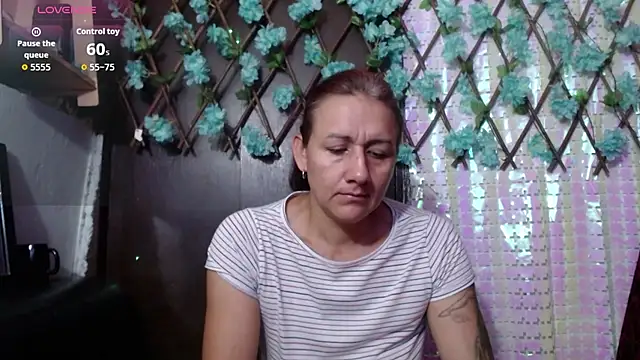 Snapshot of darling_hott chatting on 10/21/25, 11:22 darling hott online show from 10/21/25, 11:22