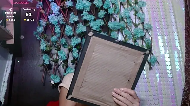 Snapshot of darling_hott chatting on 10/24/25, 10:33 darling hott online show from 10/24/25, 10:33