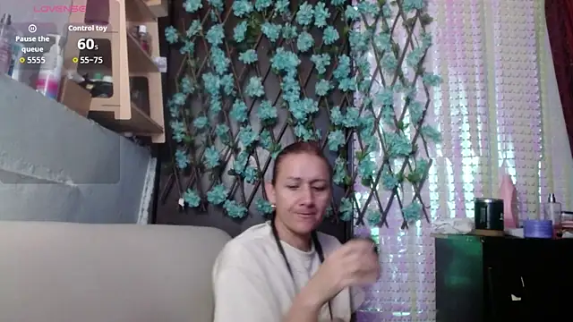 Snapshot of darling_hott chatting on 02/18/26, 10:11 darling hott online show from 02/18/26, 10:11