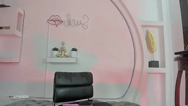 Snapshot of Vicky_Hottman chatting on 10/28/25, 04:16 Vicky Hottman online show from 10/28/25, 04:16