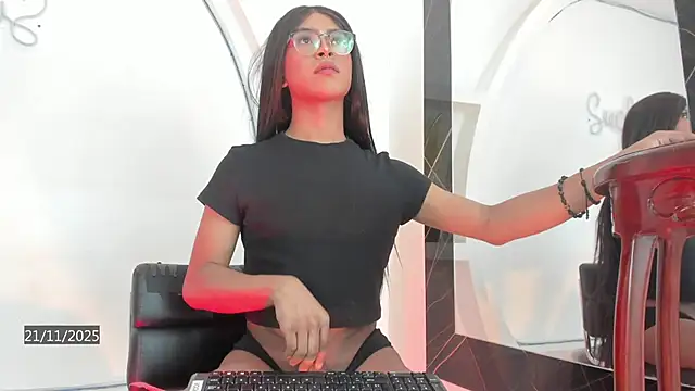 Snapshot of Vicky_Hottman chatting on 11/22/25, 04:22 Vicky Hottman online show from 11/22/25, 04:22