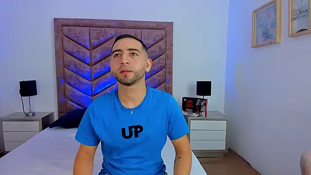 Snapshot of Lushian_ chatting on 12/15/25, 02:43 Lushian online show from 12/15/25, 02:43