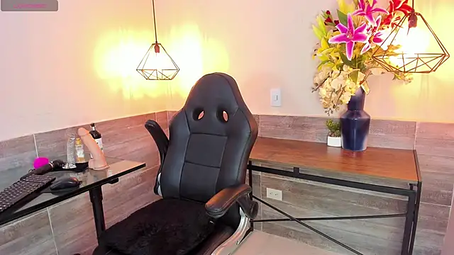 Snapshot of LussieWillow chatting on 09/29/25, 11:59 LussieWillow online show from 09/29/25, 11:59