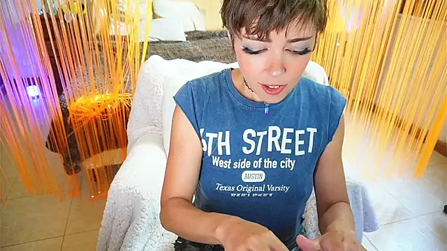 Snapshot of FantasticSonya chatting on 11/17/25, 12:44 FantasticSonya online show from 11/17/25, 12:44