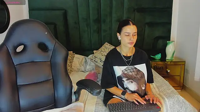 valerieMattson online show from 10/31/25, 03:02