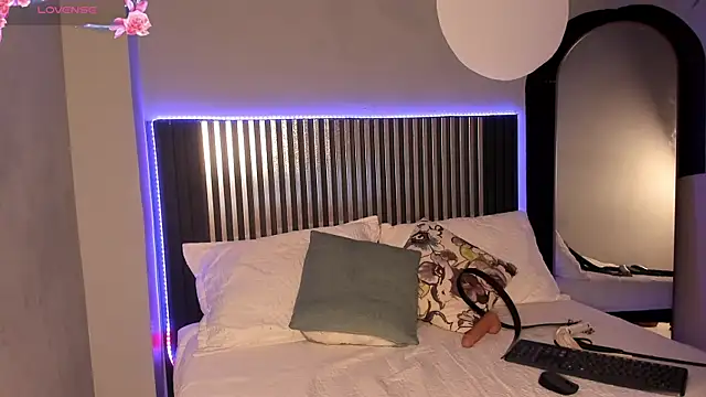 Snapshot of Emilybeltons chatting on 10/10/25, 08:19 Emilybeltons online show from 10/10/25, 08:19