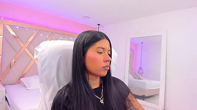 Snapshot of samantaa_shy chatting on 04/10/26, 03:23 samantaa shy online show from 04/10/26, 03:23