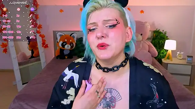 Snapshot of bluelunaray chatting on 10/05/25, 10:02 bluelunaray online show from 10/05/25, 10:02