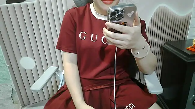 Snapshot of Emachiii chatting on 09/11/25, 12:11 Emachiii online show from 09/11/25, 12:11