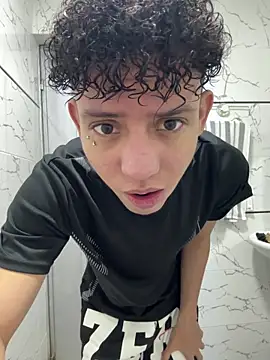 Snapshot of JoseLucian chatting on 12/14/25, 09:41 JoseLucian online show from 12/14/25, 09:41