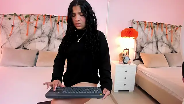 Snapshot of LittleeStar chatting on 10/06/25, 03:37 LittleeStar online show from 10/06/25, 03:37