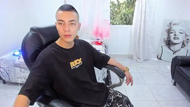 Snapshot of Dereck_Boy8 chatting on 10/13/25, 08:53 Dereck Boy8 online show from 10/13/25, 08:53