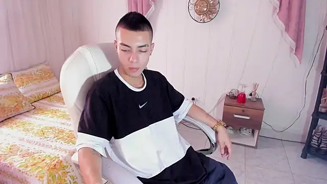 Snapshot of Dereck_Boy8 chatting on 10/29/25, 08:21 Dereck Boy8 online show from 10/29/25, 08:21