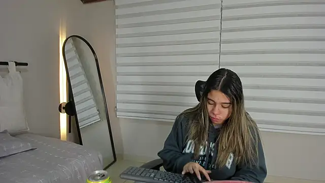 Rachell criss online show from 11/27/25, 04:03