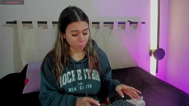 Snapshot of Rachell_criss chatting on 03/11/26, 04:18 Rachell criss online show from 03/11/26, 04:18