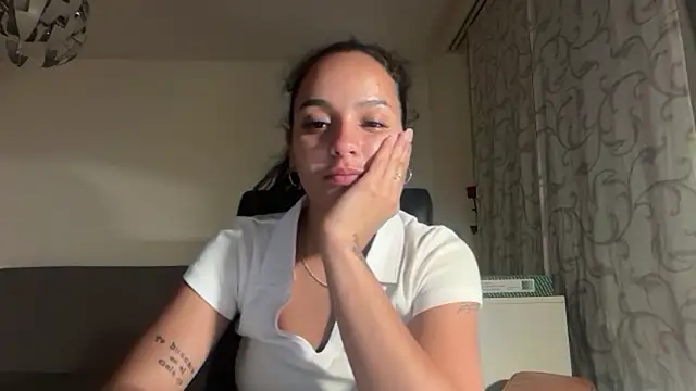 Snapshot of Maia_Park chatting on 05/16/26, 11:25 Maia Park online show from 05/16/26, 11:25