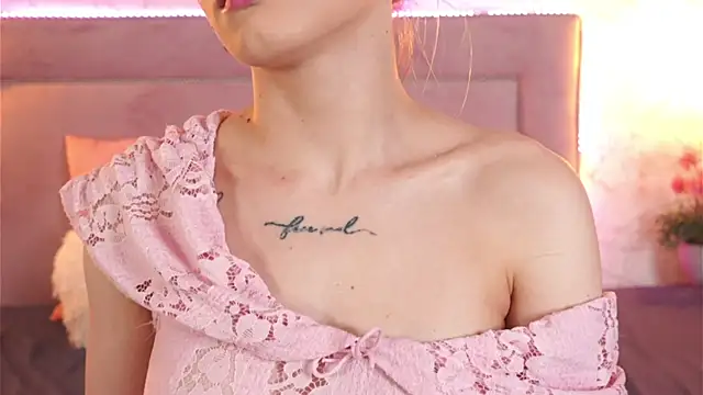 Snapshot of ChannelAngeless chatting on 10/31/25, 10:16 ChannelAngeless online show from 10/31/25, 10:16