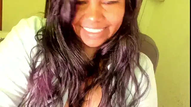 Snapshot of ebonylouissexyhot chatting on 10/17/25, 08:22 ebonylouissexyhot online show from 10/17/25, 08:22