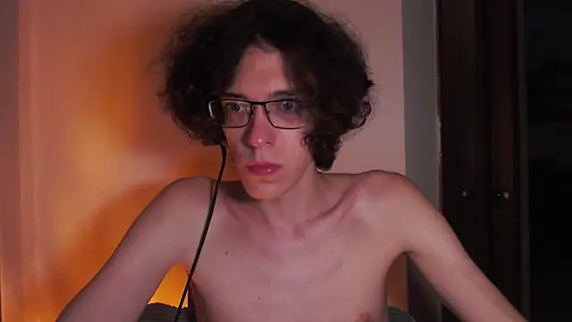 Snapshot of LovesomeCookie chatting on 04/22/26, 03:46 LovesomeCookie online show from 04/22/26, 03:46