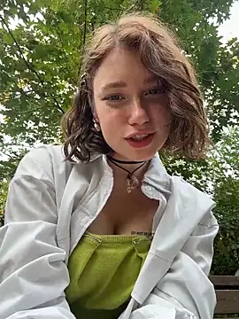 Snapshot of lucy-joy chatting on 09/21/25, 12:18 lucy-joy online show from 09/21/25, 12:18