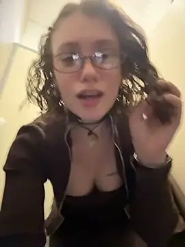 Snapshot of lucy-joy chatting on 10/01/25, 10:43 lucy-joy online show from 10/01/25, 10:43